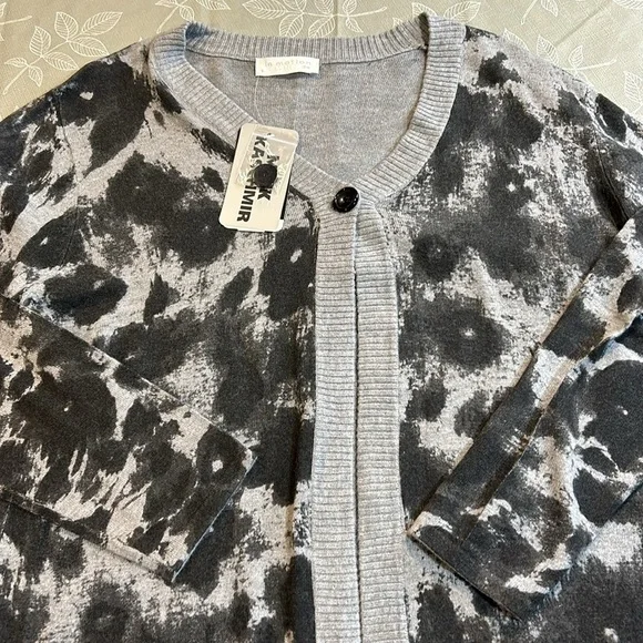 Ladies In Motion Cardigan. - Picture 2 of 6
